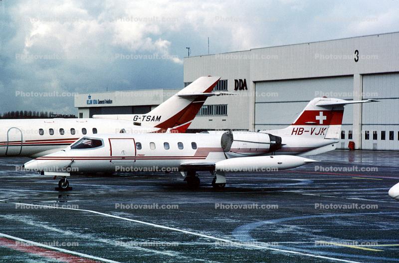 HB-VJK, Learjet-35A, wingtip fuel tanks