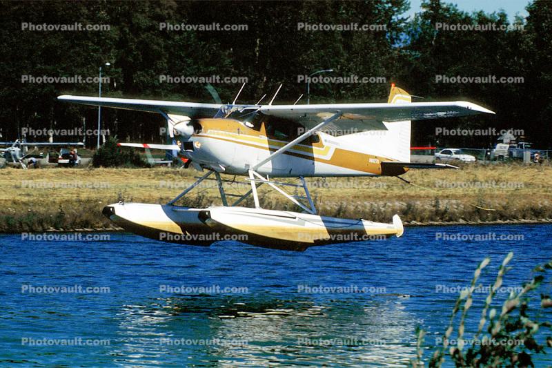 N8027Q, Cessna A185F, Seaplane, landing in water