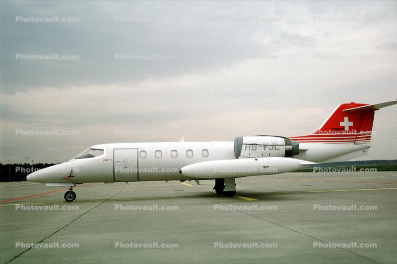 Gates Learjet-35A, HB-VJL, wingtip fuel tanks