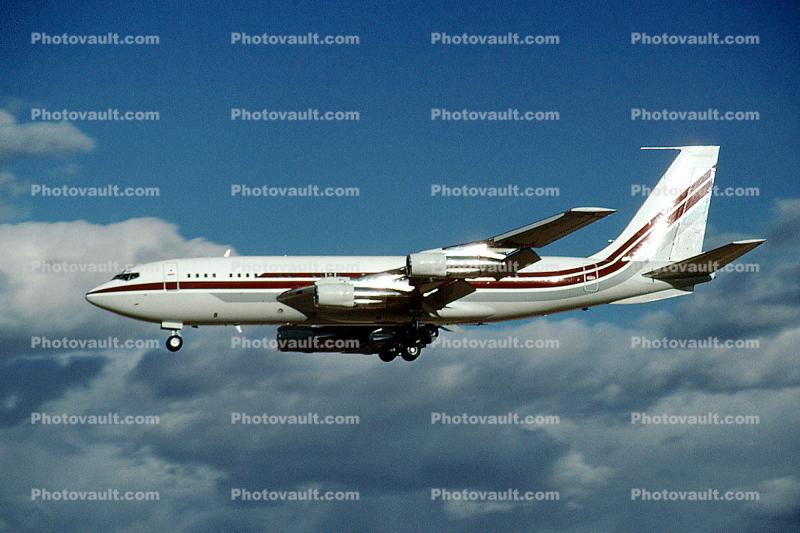 Boeing 707 in flight, flying, airborne, landing, Corporate, Executive