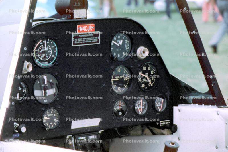 N40JR Cockpit, dials, "steam gauges"