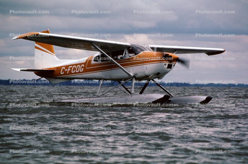 C-FCOG, Cessna A182 Float Plane, Floating, water