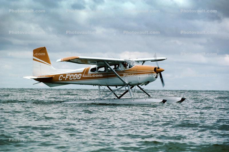 C-FCOG, Cessna A182 Float Plane, Floating