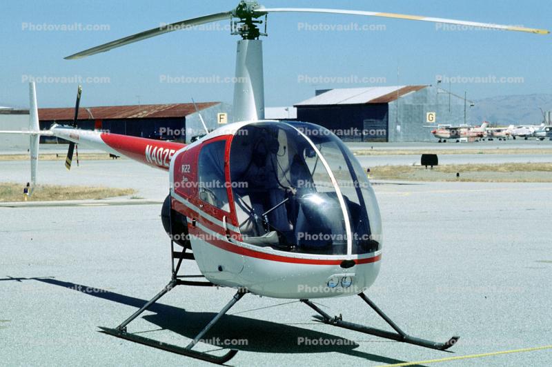 N4025M, Robinson Helicopter R22 BETA, hangars
