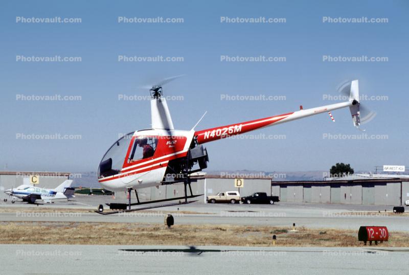 N4025M, Robinson Helicopter R22 BETA, flying, airborne