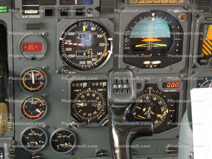 Cockpit, Boeing 737, Artificial Horizon, Altimeter, Steam Gauges