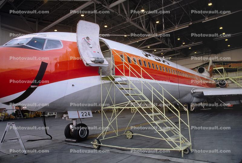 N554PS, PSA, Pacific Southwest Airlines, Boeing 727-214A, Hangar, Mobile Stairs, Rampstairs, ramp, JT8D, 727-200 series, Smileliner