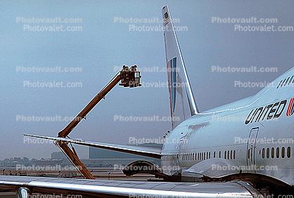 Repairing the Tail of a Boeing 747, manlift, elbow