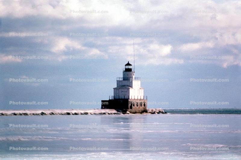 Manitowoc Breakwater Lighthouse, Wisconsin, Lake Michigan, Great Lakes, north breakwater, harbor, ice, snow, cold, clouds