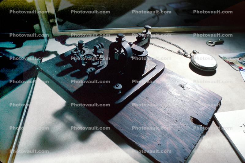 International Morse Code, Telegraph Key