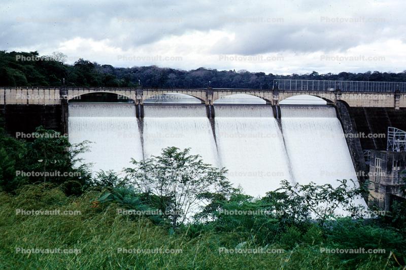 Dam in Panama, Spillway