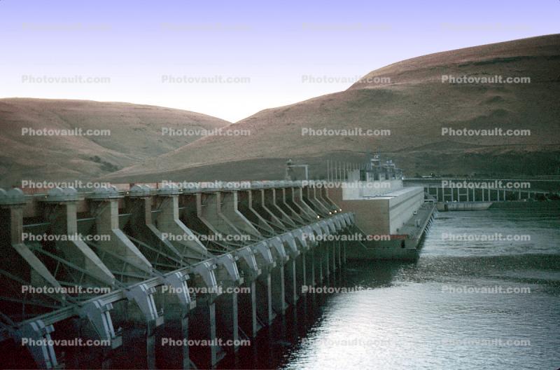 Columbia River, John Day Locks, concrete gravity run-of-the-river dam