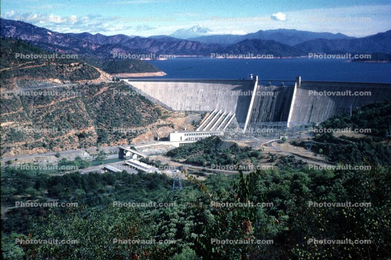 Shasta Dam, California, Shasta Lake