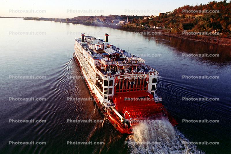 Mississippi Queen, paddle wheel steamboat, near Chester, Illinois, looking north, IMO 8643066