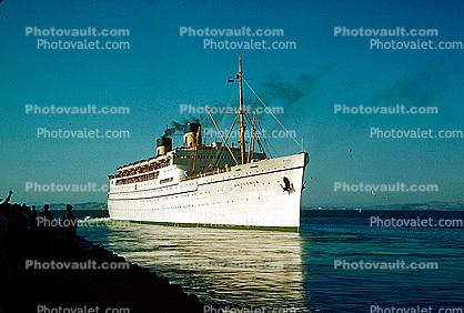leaving port, Matsonia, Cruise Ship, 1963, IMO: 5229223, bow, 1960s