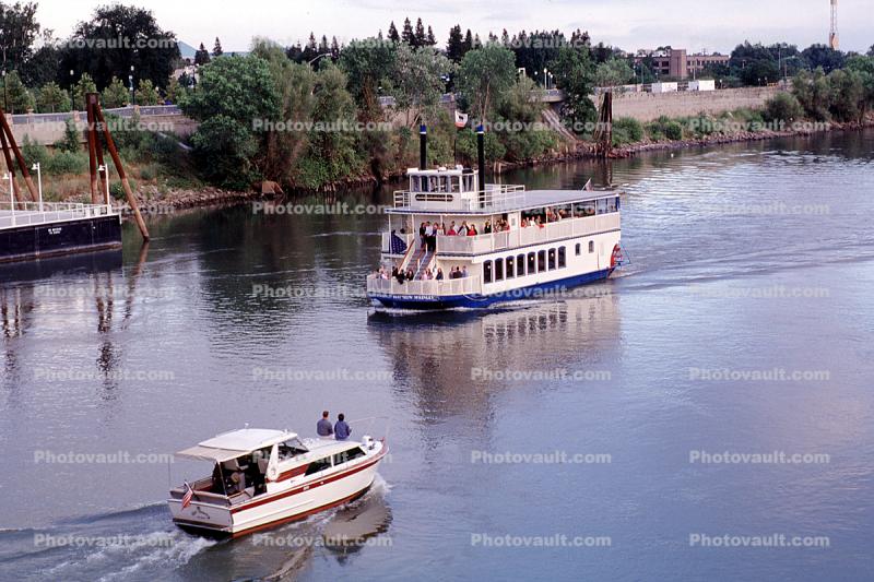 paddle wheel boat on the Sacramento River, tourboat