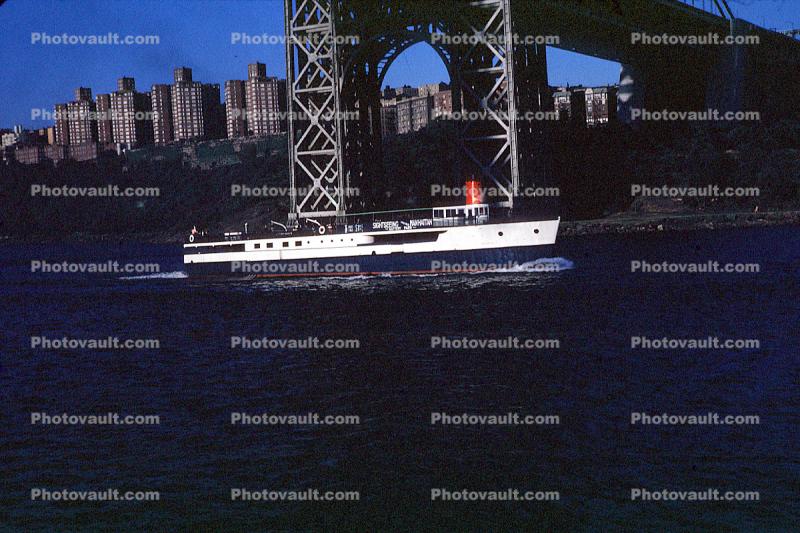 Dayline Touring Boat, Little Red Lighthouse, George Washington Bridge, tourboat