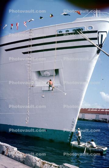 Nassau Harbor, Cleaning the bow and anchor, MRO, SS Fairwind, IMO: 5347245, Ocean Liner