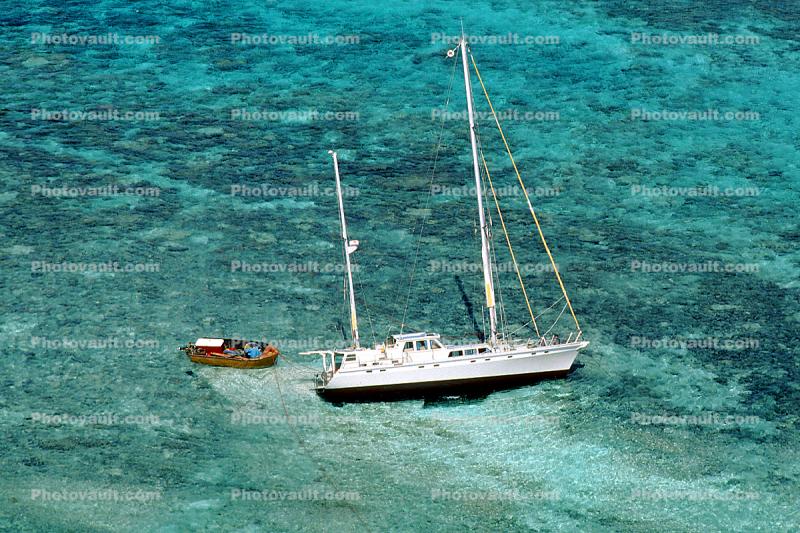 Shipwreck on a Barrier Reef, yacht, salvage operation