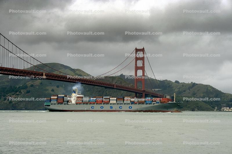 Cosco Singapore, IMO: 9221102, passing under the Golden Gate Bridge