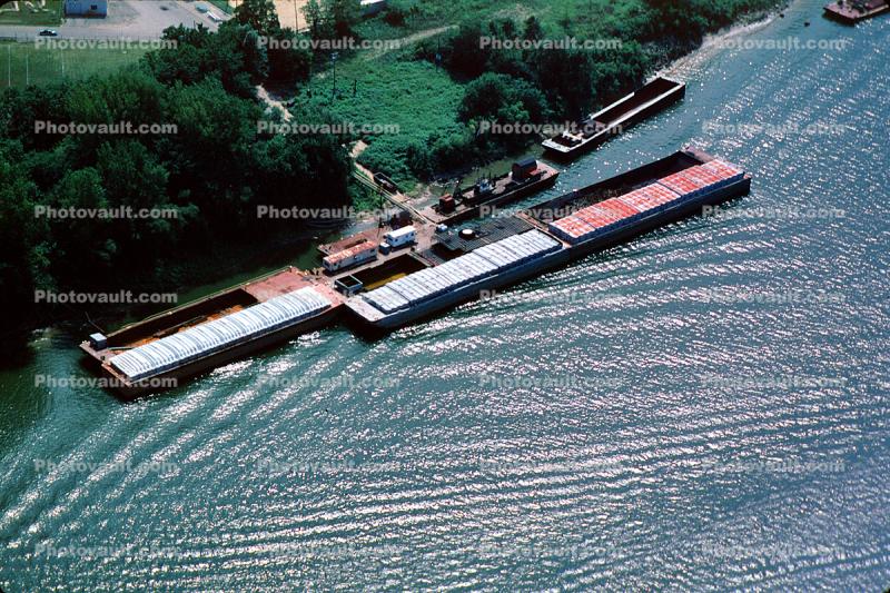 River Barge, Cincinnati, Ohio River, Wave Super Positioning, Dock, riverside