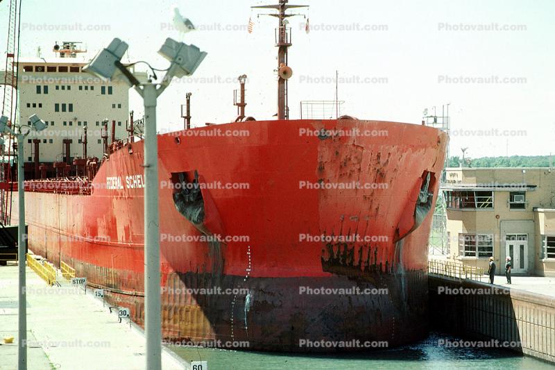 Federal Schell, Canal, redboat, redhull, lock