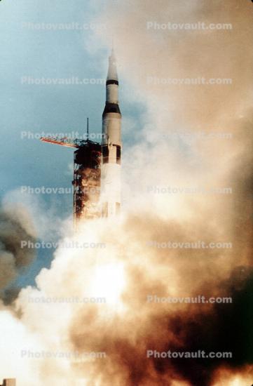 Saturn-V, taking-off