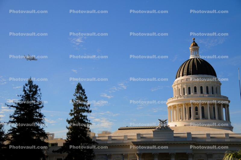 Last flight of the Space Shuttle over Sacramento, State Capitol building, Sacramento