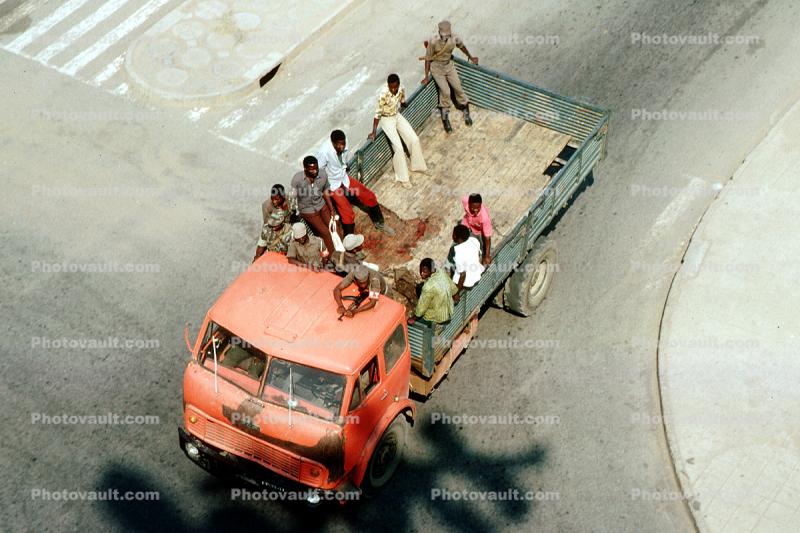 Truck transporting people, Tete