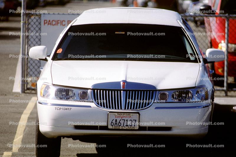Lincoln Limo head-on, Stretch Limousine