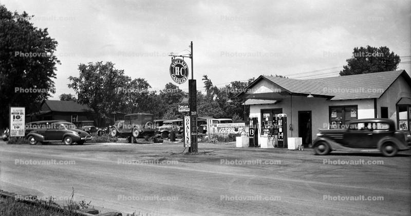 Gas Station. Sinclair Oil Company, car, building, 1930's