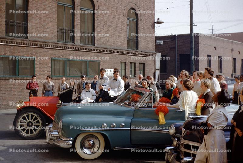 Women crowded into a car, 1952 Buick Super, car, automobile, whitewall tires, 1950s