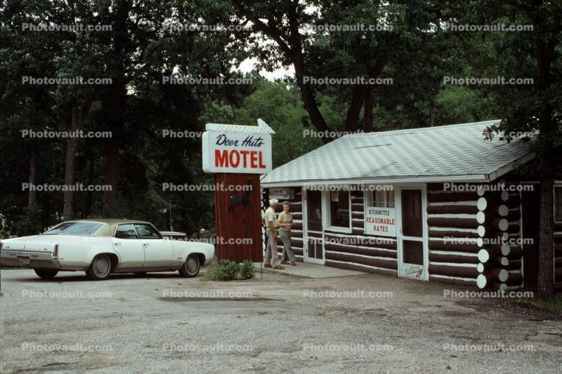 Deer Huts Motel, Car
