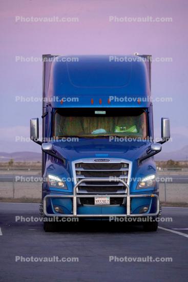 Freightliner Semi Head-on, Front