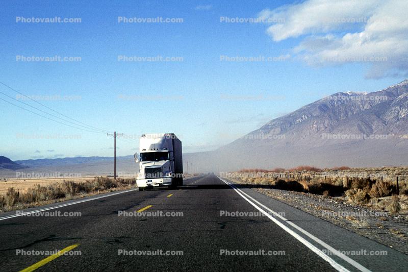 Volvo, Highway 395 heading north, Owens Valley, Dust Storm, Semi-trailer truck, Semi