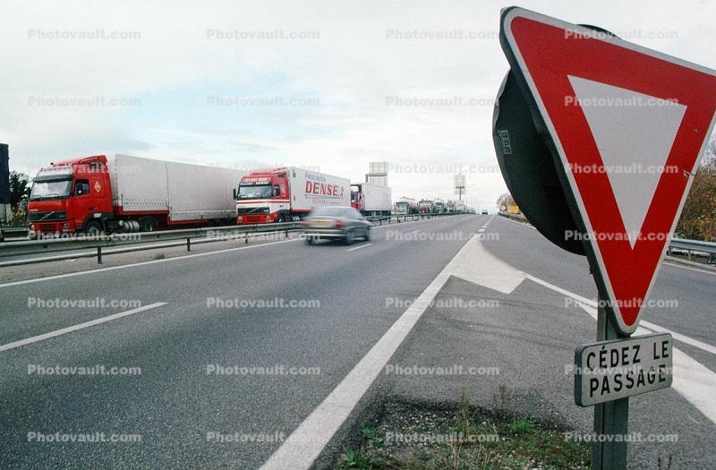 Yield, french trucker strike, Arles, Semi-trailer truck, Semi