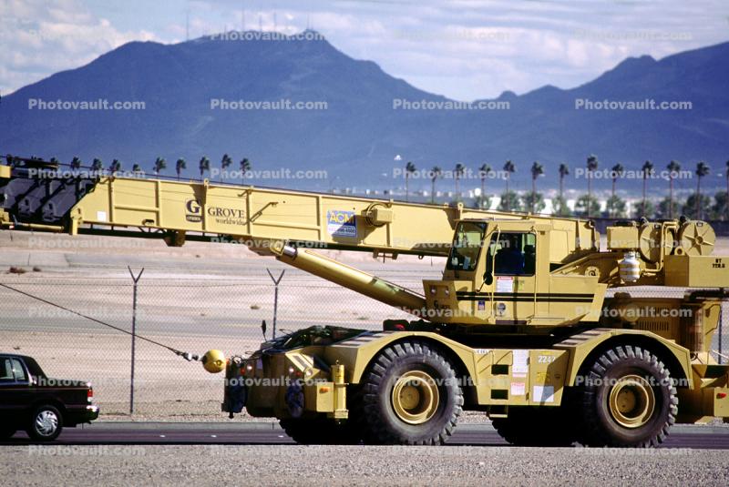 Truck-mounted crane, telescoping