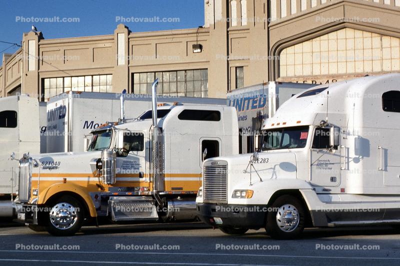 Freightliner, Kenworth, Pier, Semi-trailer truck, Semi
