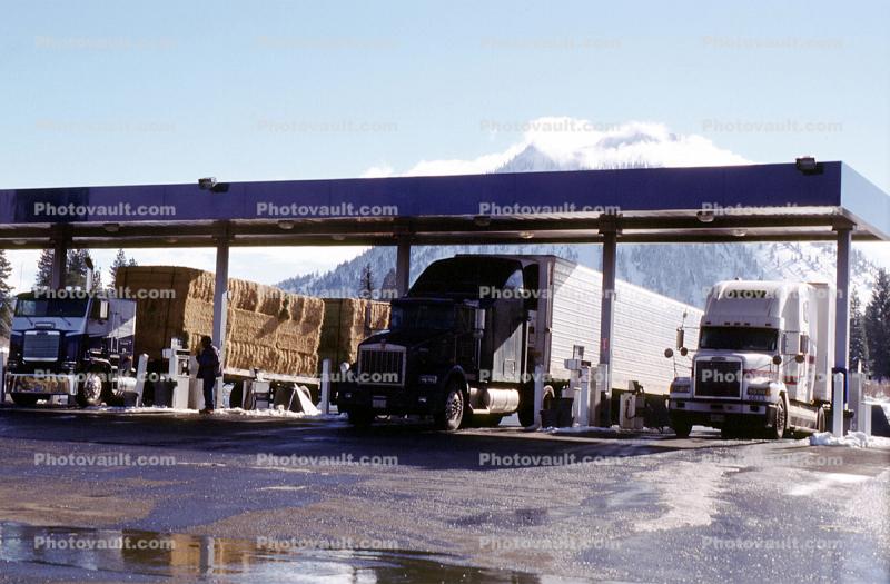Truck Stop, town of Weed, Mt Shasta, Towtruck, Semi-trailer truck, Semi