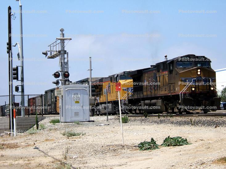 UP 5814, GE AC44CWCTE, Union Pacific Railroad Company, Rail Crossing, Caution, warning