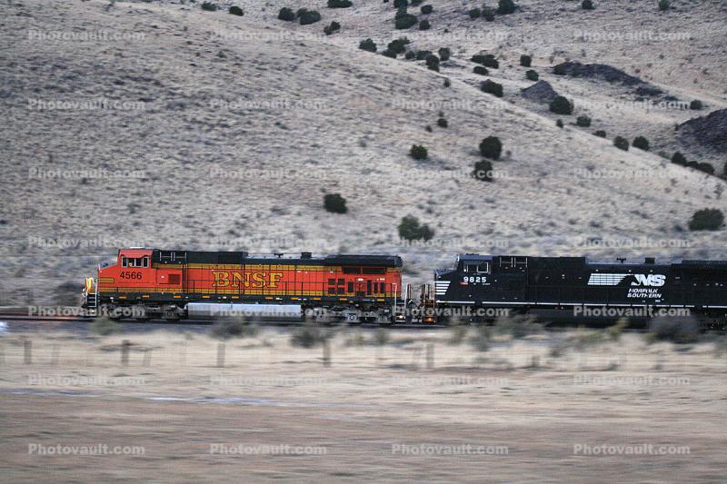 BNSF 4566, NS 9825, Norfolk Southern, New-Mexico, west of Albuquerque