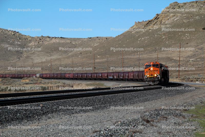 Train rambles through Tehachapi, Hopper Railcars, BNSF 4251 Diesel Engine