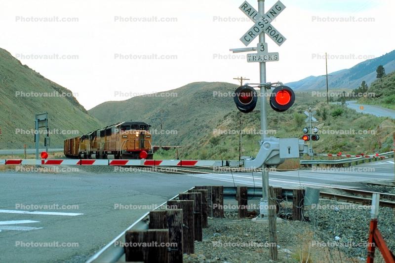 UP 6144, Union Pacific Train, Oregon, Railroad Crossing, Caution, warning, Durkee, 18 July 1992