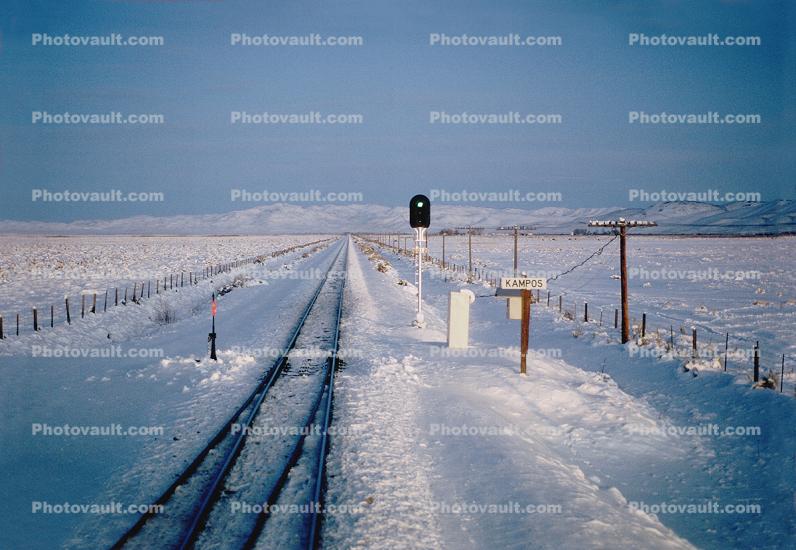 Kampos, Signal Light, Railroad Tracks in the Snow, Brush, Shrub, Ice, Cold, Cool, Frozen, Icy, Winter, hills, mountains