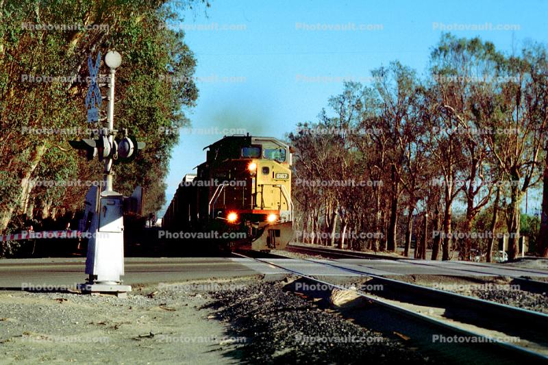 Crossing Gate, UP 6167, Union Pacific, Ontario, 23 December 1999
