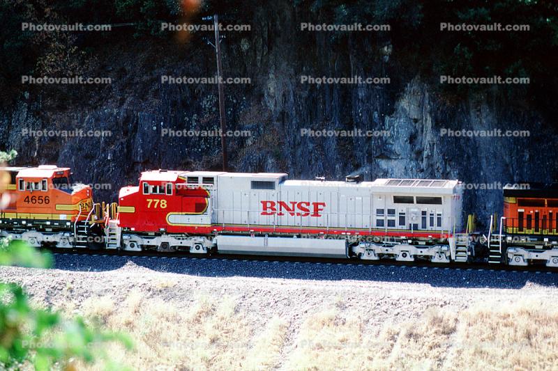 BNSF 778, BNSF 4656, Santa-Fe, Feather River Canyon, Sierra-Nevada Mountains, Red/Silver Warbonnet