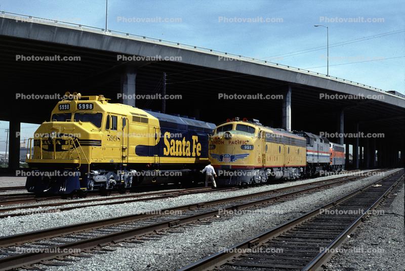 Santa-Fe ATSF Diesel Locomotive, Yellow & Blue, Warbonnet