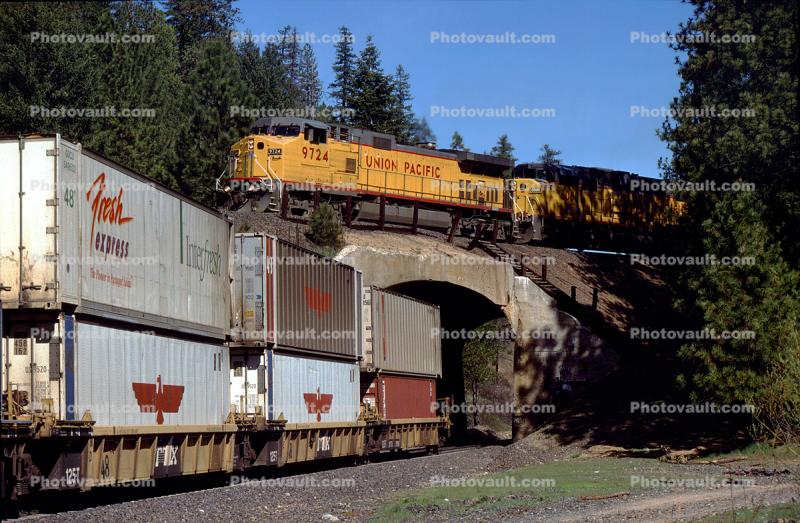 UP 9724 GE C44-9W, Williams Loop, California, Union Pacific, APL piggyback Container Trailers, 1993
