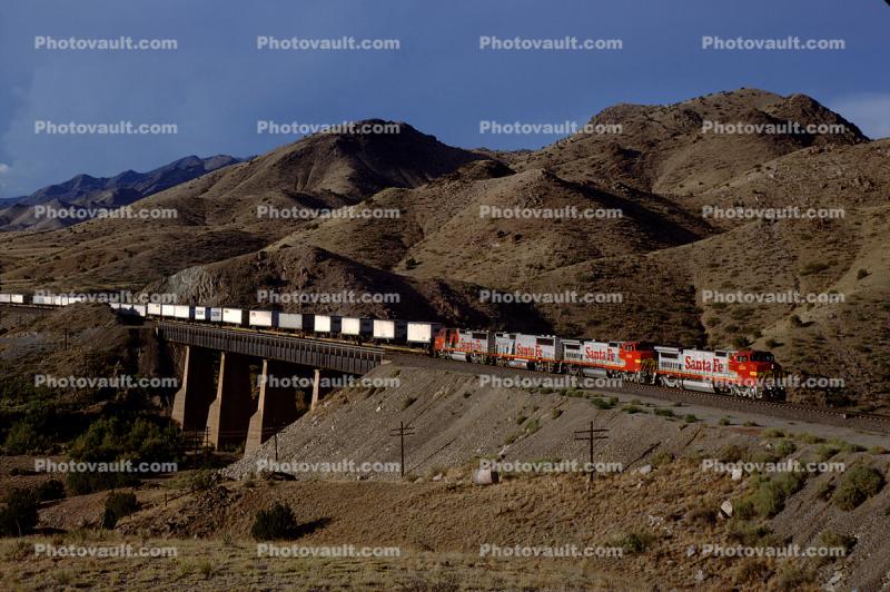 Santa-Fe Piggyback Train, B40-AW, mountains, desert, bridge, Sais New Mexico, 1994