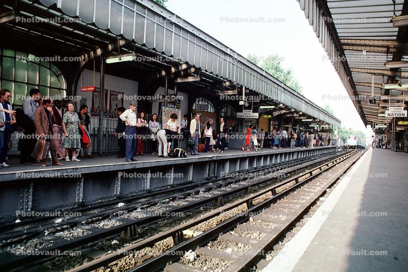 Station, platform, commuters, people